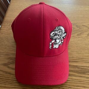 Flex fit adult baseball style hat/cap L-XL-NEW red w/skull embroidered artwork